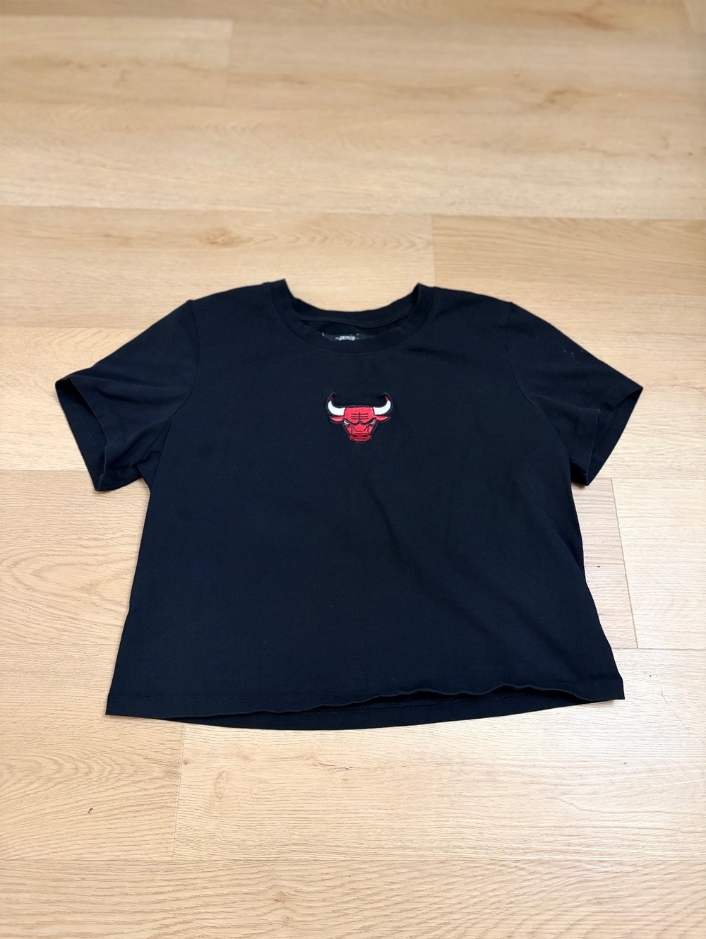 Chicago Bulls Embroidered Cropped T-Shirt Women’s Large Black NBA